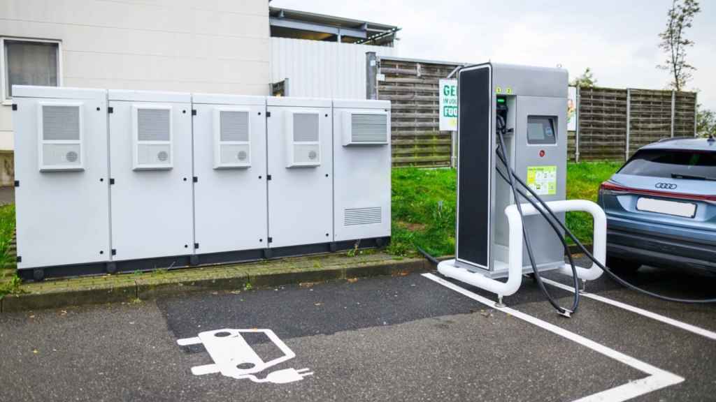 Energy storage and EV charger in German
